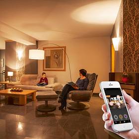 Mit dem Smartphone dimmt man das Licht für den entspannten Fernsehabend vom Sofa aus, ohne dafür nochmals aufstehen zu müssen.