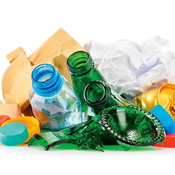 Getränkedosen, Plastikflaschen oder Pappbecher braucht man nicht wirklich. Die Lösung: Einfach eine befüllbare Trinkflasche von zu Hause mitnehmen.