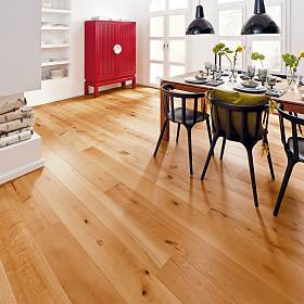 Der Bodenbelag ist das ideale verbindende Element zwischen Küche und Wohnbereich.