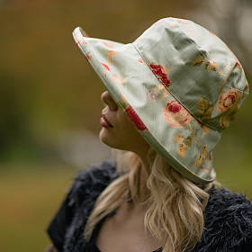 Der Regenhut „Sophie’s Rose Hat“ ist mit einer wasserdichten PU-Beschichtung versehen. www.thegardenshop.de