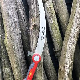 Die Power Cut Saw Pro 370 von Wolf-Garten ist für alle mittelschweren Säge­arbeiten geeignet. Die ­spezielle Zahnung schneidet problemlos sowohl durch frisches als auch ­trockenes Holz. Der ­MaxControl-Griff ­sorgt für sicheren Halt.