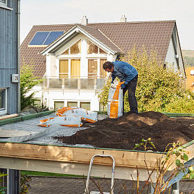 Einige Hersteller bieten Gründach-Pakete an. Damit können Heimwerker ihr Carportdach einfach begrünen.