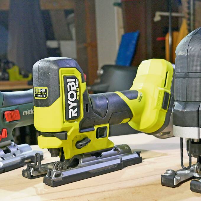 Stichsägenvielfalt: Rechts die neue Worx „Nitro“ (20 Volt-Akkusystem). Daneben die „RJS18BX“ von Ryobi (18 Volt One+-System) und die Metabo ganz links in Stabform. Der niedrigere Schwerpunkt sorgt für bessere Führung als bei Bügelgriffen. Viele Anwender bevorzugen dennoch den hohen Bügelgriff. Mehrstufiger Pendelhub, Beleuchtung, Sägeblatt-Schnellbefestigung sind Standard. Die Metabo- und Ryobi-Maschinen haben eine automatische Geschwindigkeitsanpassung ans jeweilige Material.