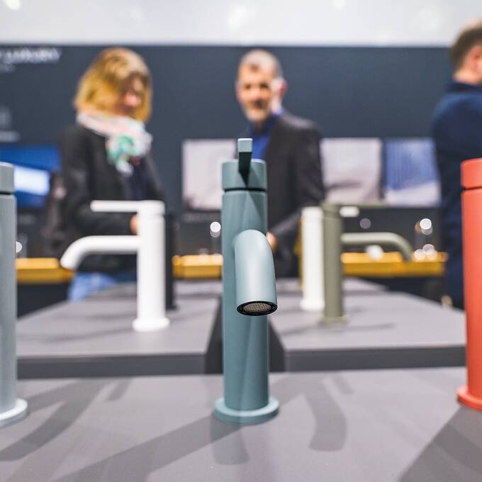 In bverschiedenen Farben verfügbar