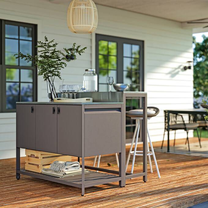 Outdoorküche planen Die „Båtskär“-Kücheninsel samt Bartisch holt den Look einer modernen Innenküche auf die Terrasse – ein Treffpunkt mit viel Stauraum (Ikea, www.ikea.com).