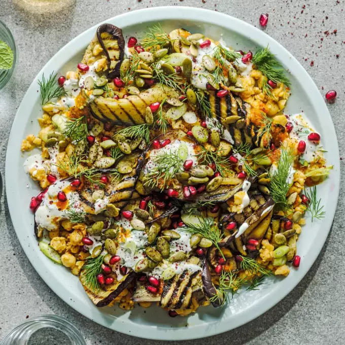 Gegrillte Auberginen, Kichererbsenmus und Kräuterjoghurt ergeben ein köstliches Gericht.