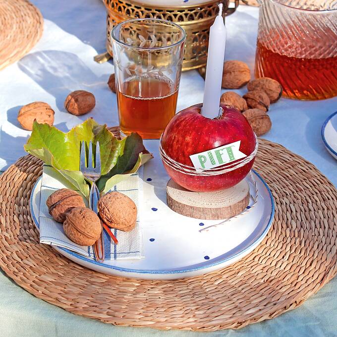 Die hübschen Apfel-Platzkartenhalter komplettieren die herbstliche Kaffeetafel.