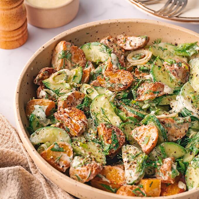 Kartoffelsalat mit Joghurt-Dressing Kleine, gebackene Kartoffeln, Salatgurke und Dressing – das passt perfekt zum Sommer!