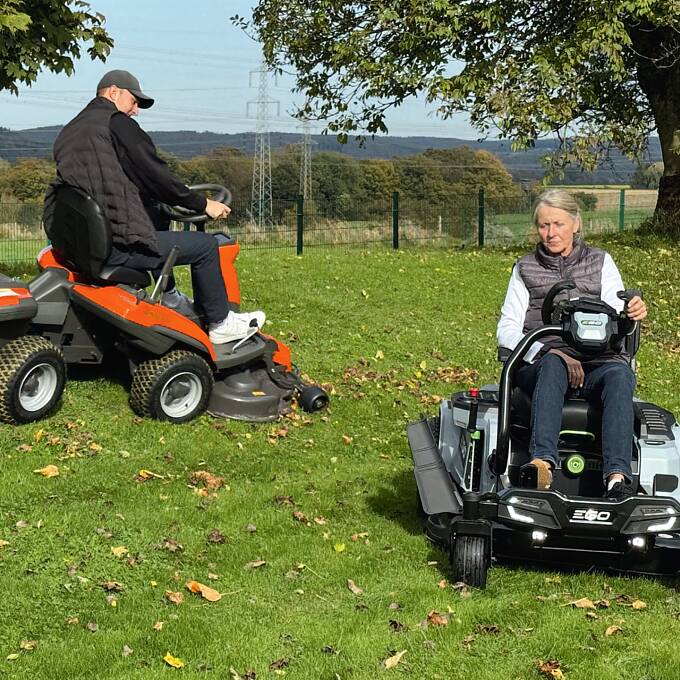 „EGO Z6“-Wendekreis-Mäher, Husqvarna „R 200iX“-Knicklenker