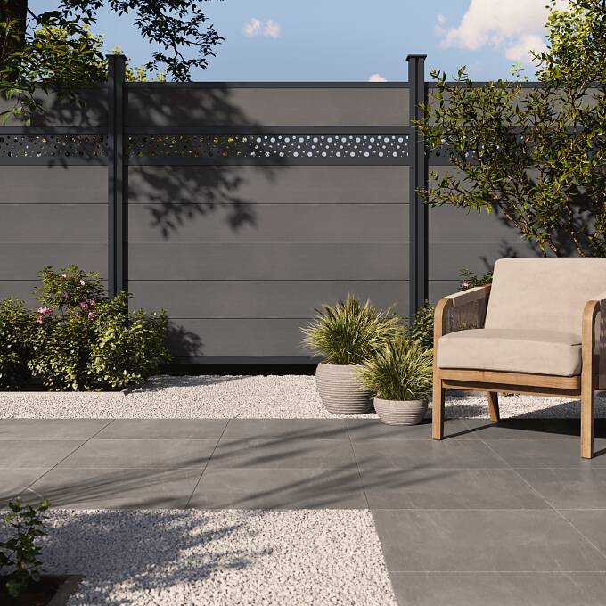 Osmo bietet Gartenbesitzern mit über 20 verschiedenen Sichtblendensystemen einen außerordentlichen Gestaltungsspielraum. Eine zusätzliche Design-Komponente bringen die neuen Dekor- und Lichtprofile ins Spiel, hier zu sehen Sichtschutz Multi-Fence Elegance B in Hellgrau mit dem Dekorprofil „Kreise“.