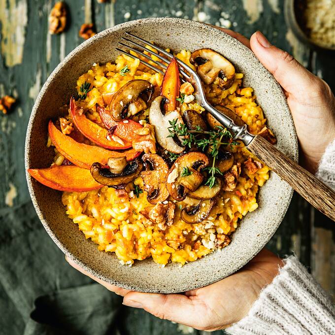 Herbstlich und gesund: Dieses Gericht vereint Kürbis, Walnusskerne und Pilze zu einem leckeren Risotto.