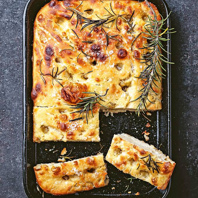Die frisch gebackene Focaccia duftet nach Rosmarin und schmeckt vorzüglich.