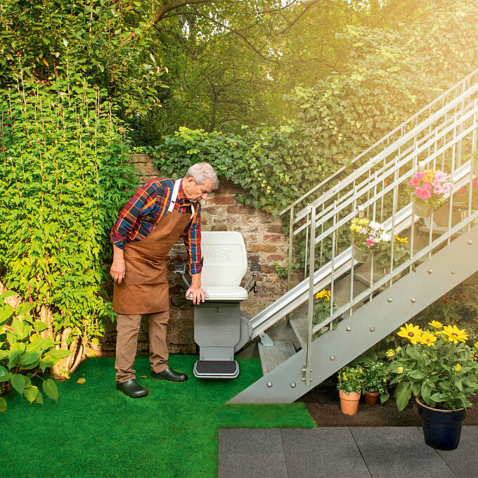 Unabhängigkeit bewahren: Mit dem Außenlift lässt sich eigenständig die Zeit im Garten genießen.