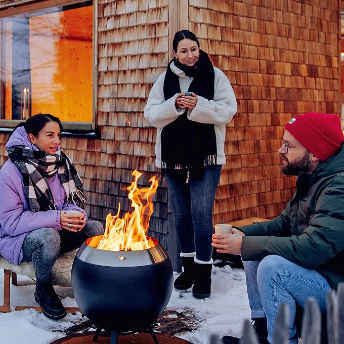 Ein rauchfreies Flammenspiel kann man mit dem formschönen „Moon“-Feuerkorb genießen (www.hofats.com).