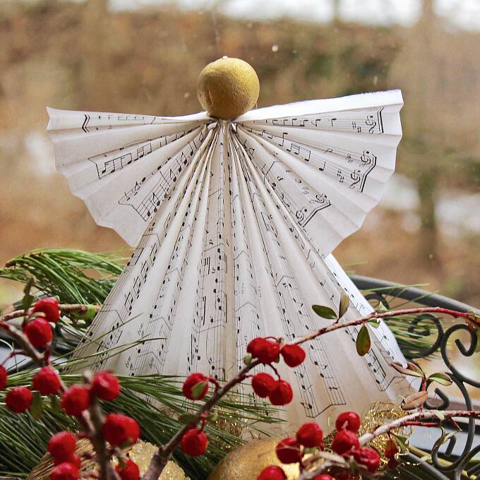 Der zarte, selbstgemachte Engel macht sich auch als Tischdeko mit Zweigen gut.