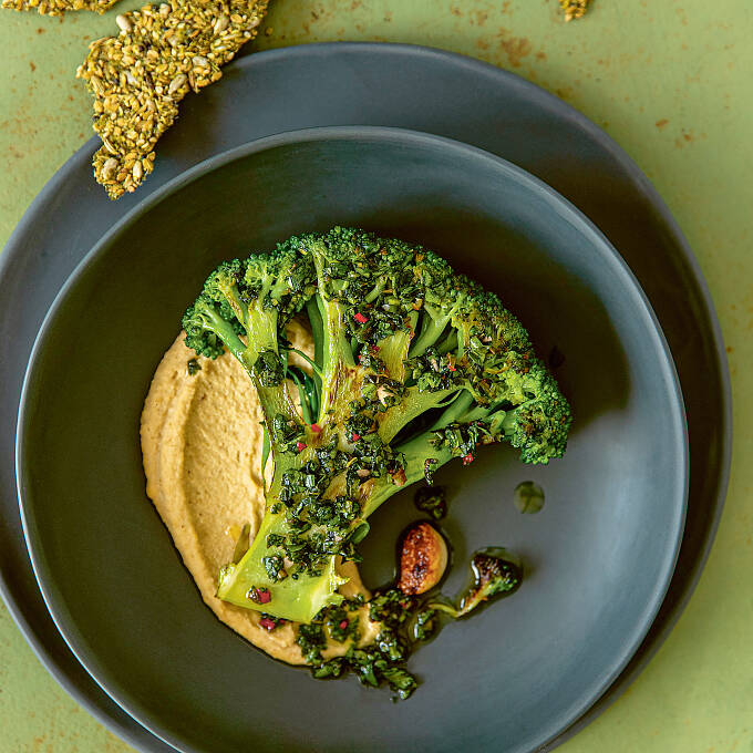 Das Brokkoli-Steak schmeckt, inklusive Strunk gebraten, einfach köstlich.