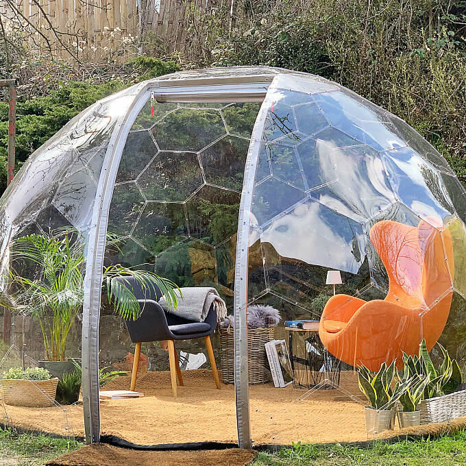 Solch ein Garteniglu kann man als Spielraum oder Sitzplatz nutzen. Es lässt sich schnell und ohne Baugenehmigung aufbauen (Hypedome).