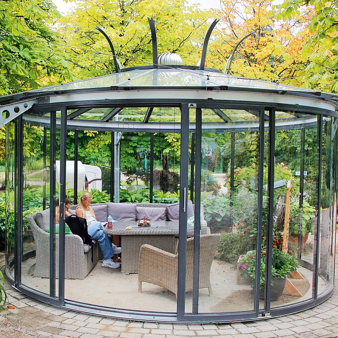 Ein drehbarer Glaspavillon kann als Sonderkonstruktion passend zu Ihrem Garten angefertigt werden (Hoklartherm).