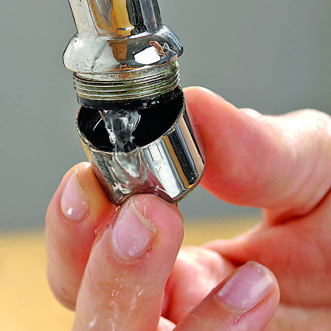 Den Stahlregler (oder Perlator) müssen Sie vom Hahn abschrauben.