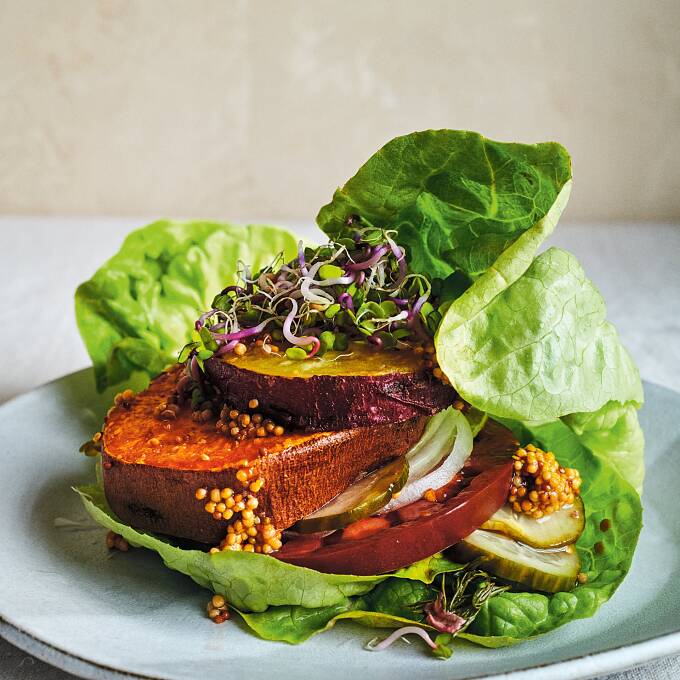 Süßkartoffel-Burger im Salatblatt