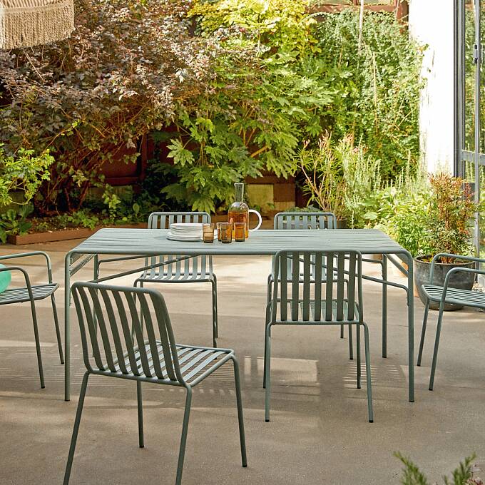 Die Metallmöbel der Serie „Gaby“ wirken modern und filigran und passen auch auf kleinere Terrassen (www.tikamoon.de).