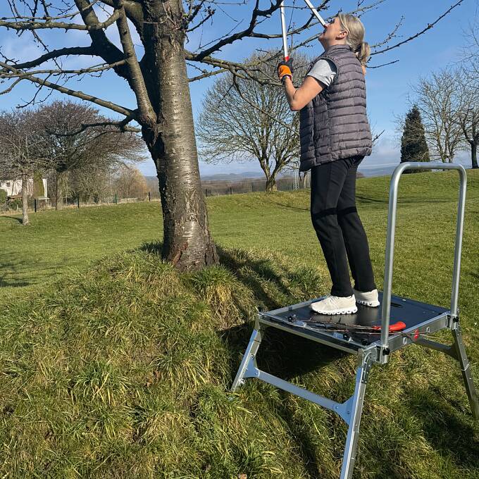 Kein Wackeln, kein Balancieren auf schmalen Stufen – stattdessen eine breite, rutschfeste Fläche.