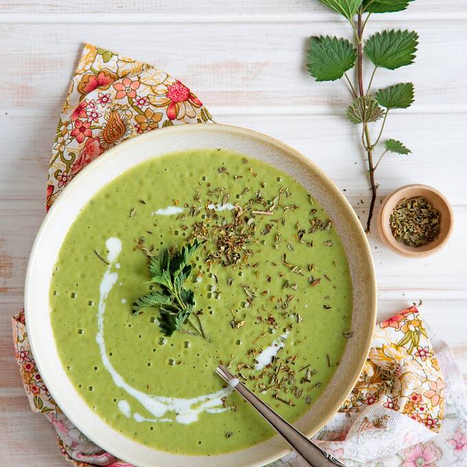 Unser Brennnessel-Schaumsüppchen erinnert im Geschmack an Spinat. Probieren Sie es aus!