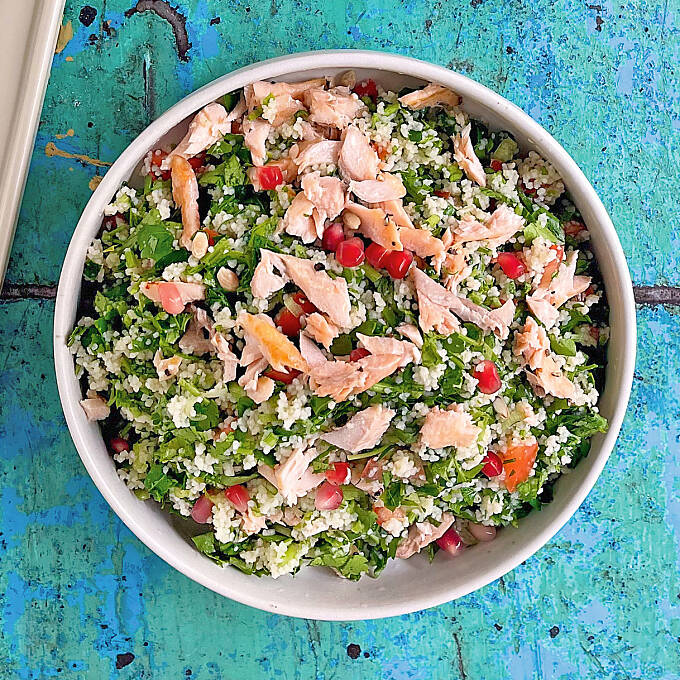 Erfrischend und einfach lecker ist dieser orientalische Salat mit Bulgur und Forelle.