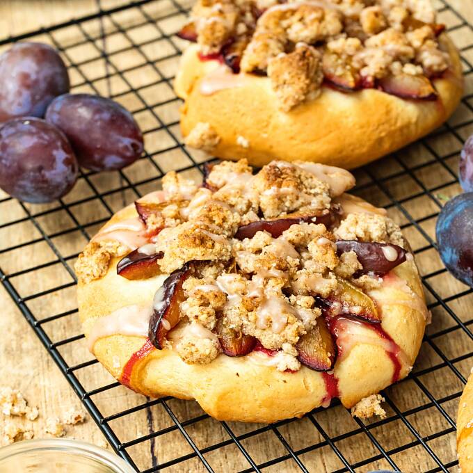 Portionsgerecht für Leckermäulchen gebacken: Die Taler schmecken auch mit anderem Steinobst.